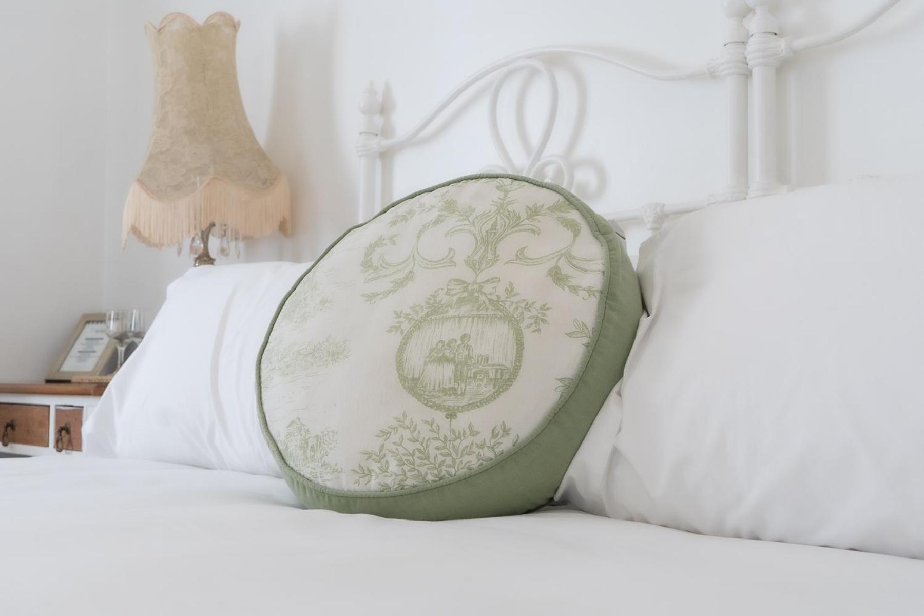 Habitación con cama grande y vistas al jardín