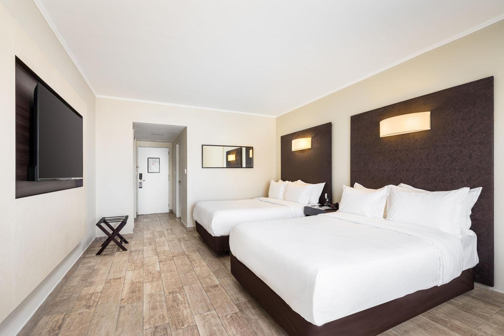 Quarto Clássico com 2 Camas de Solteiro e Vista da Cidade