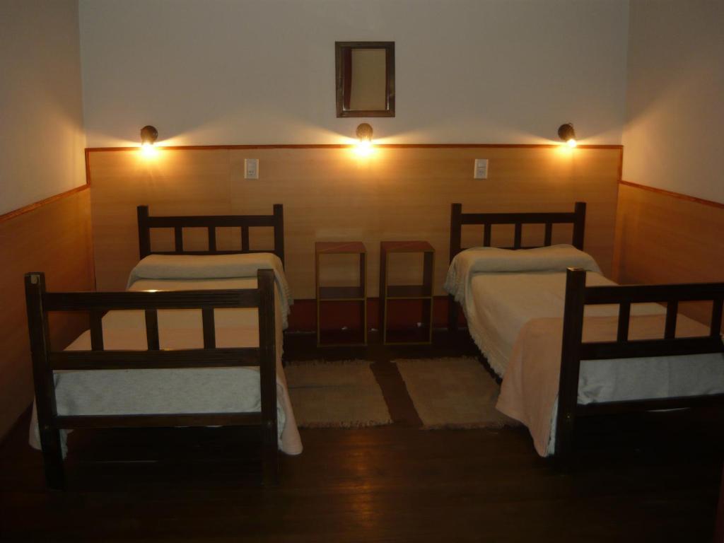 Quarto com 2 Camas de Solteiro e Banheiro Compartilhado