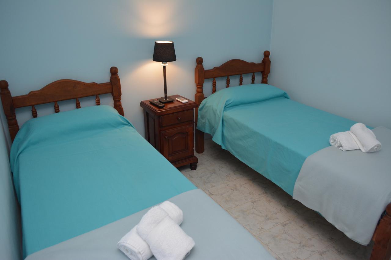Quarto Econômico com 2 Camas de Solteiro